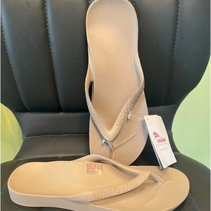 The only flip flop you will ever wear again. Arch support. NWT taupe women’s 8